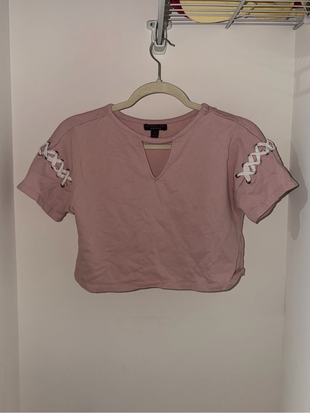 Material Girl Women’s Dusty Pink Cropped Lace-Up Sleeve Top